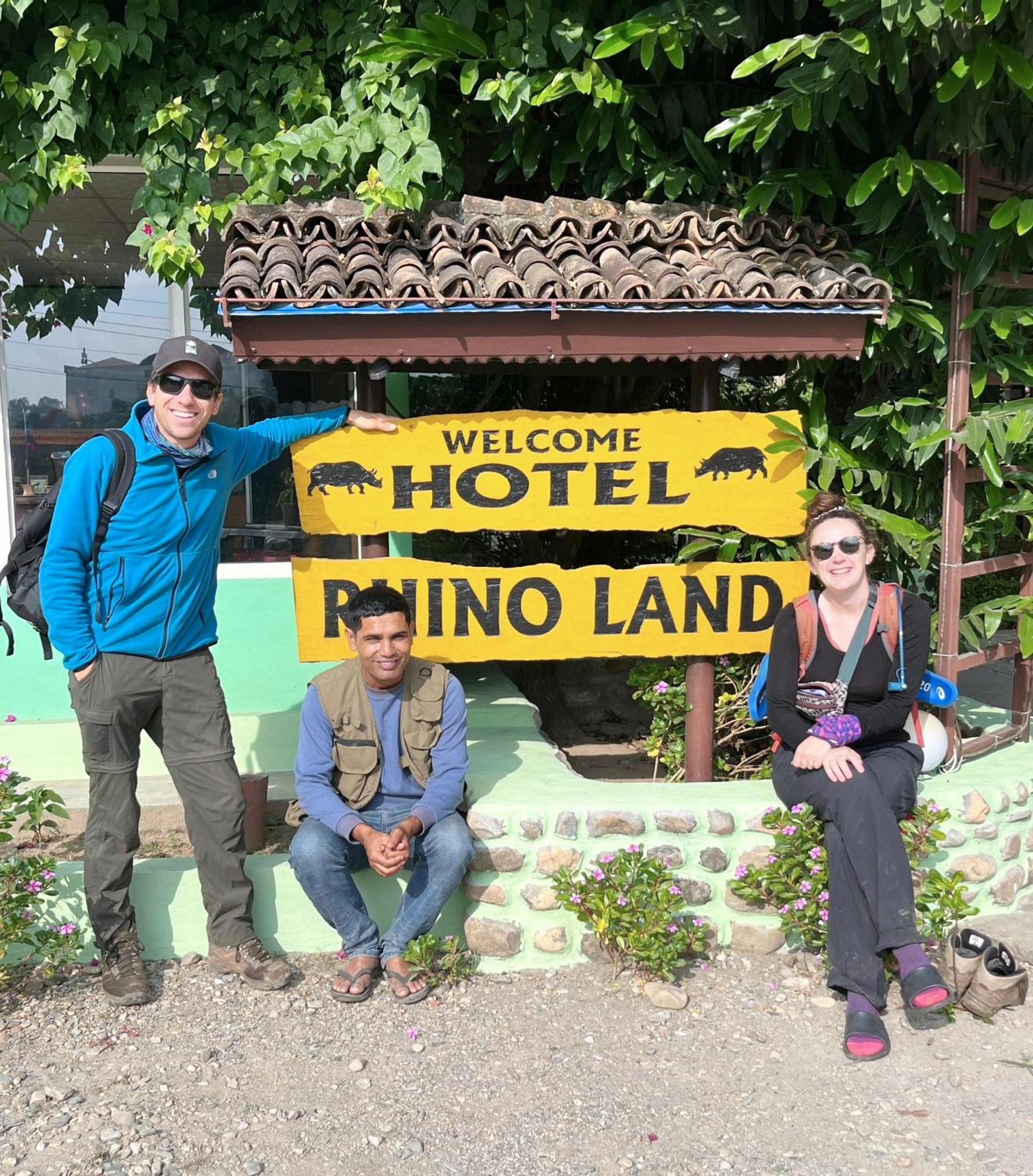 Hotel Rhino Land Sauraha Buitenkant foto